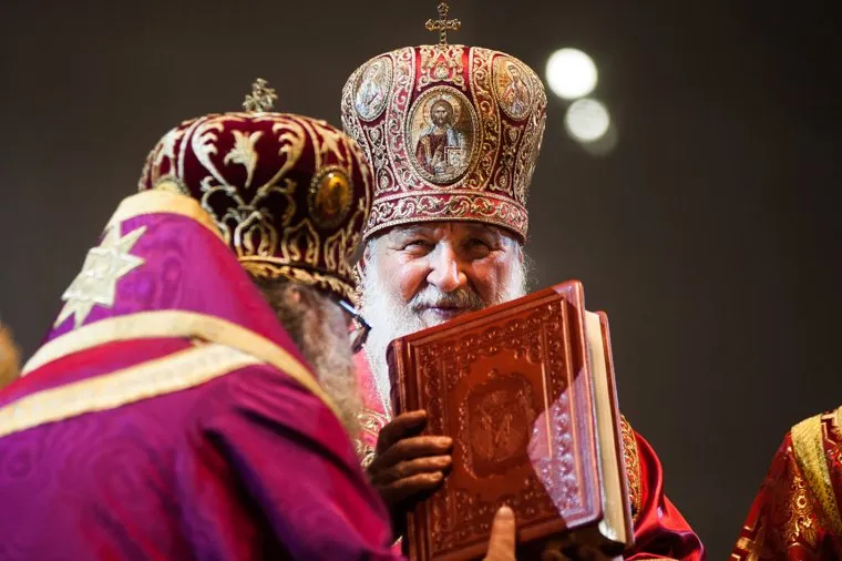 Крестный ход, приуроченный к 100-летию со дня убийства царской семьи. Екатеринбург , патриарх кирилл, книга