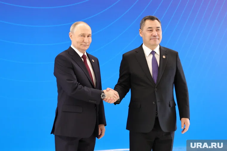 Президенту России вручили киргизский музыкальный инструмент комуз