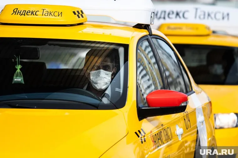 Таксистам, взявшим подряд от чиновников, запретят курить в салоне и слушать раздражающую музыку