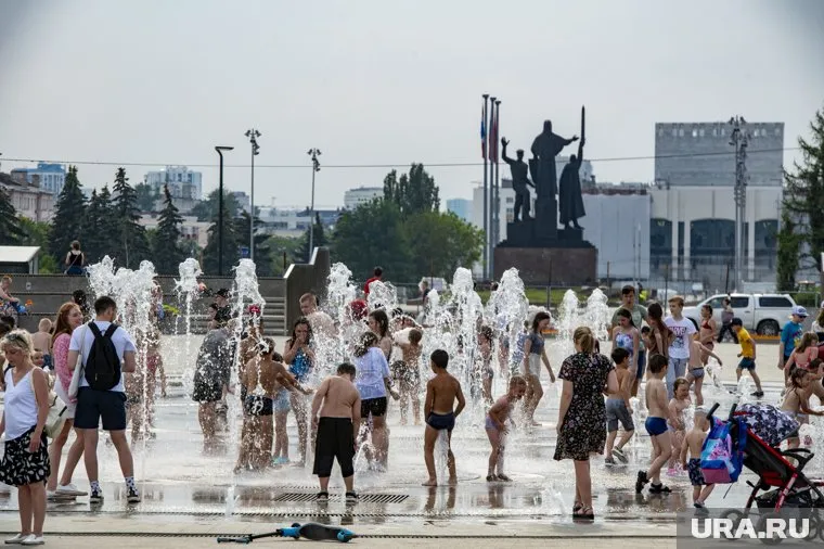 Пермяки спасаются от жары возле фонтанов