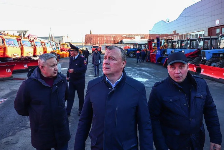 Визит Алексея Орлова в Верх-Исетское ДЭУ для контроля готовности уборочной техники к зимнему периоду. Екатеринбург