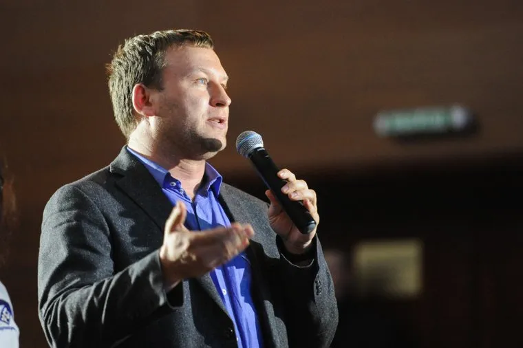 Сергей Шнуров, лидер группировки «Ленинград» и член возглавляемой бизнес-омбудсменом РФ Борисом Титовым «Партии роста», на встрече с партийцами. Челябинск