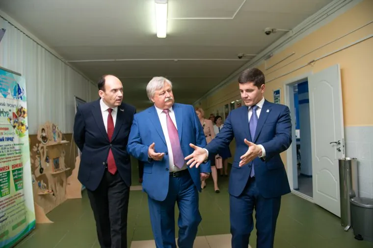 Дмитрий Артюхов гимназия первая учительница Новый Уренгой 23.06.18, костогриз иван, артюхов дмитрий