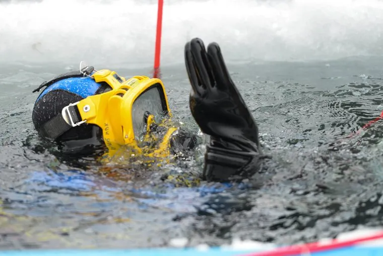 Установка подводного памятника, посвященного морякам-подводникам. Озеро Увильды. Челябинск.