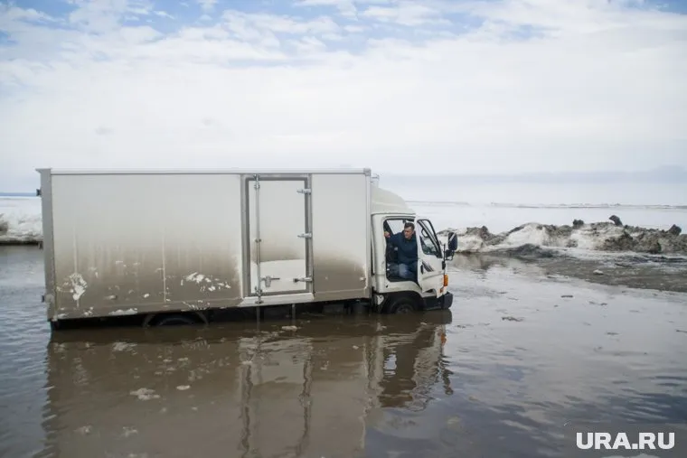 Переправа не выдержала вес грузовика, лед начал таять (архивное фото)