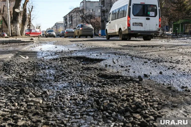 Жители 16-го микрорайона Кургана сами делают подъездные пути к домам