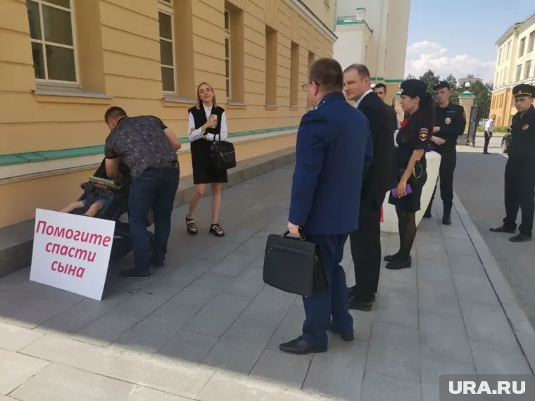 Дмитрий Бахтин вышел на одиночный пикет в Екатеринбурге с требованием предоставить препарат для тяжелобольного сына