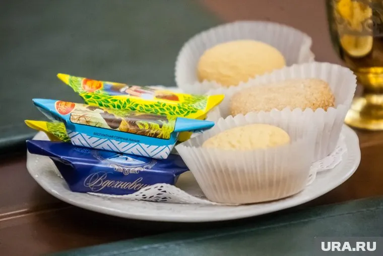 В период роста заболеваемости COVID-19 нужно исключить из рациона сладкое и алкоголь