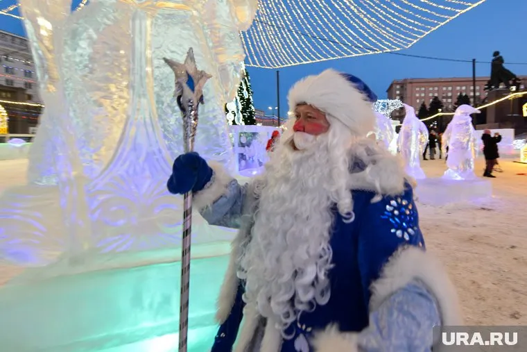 В Салехарде мэр, Дед Мороз и Снегурочка пообщались с горожанами