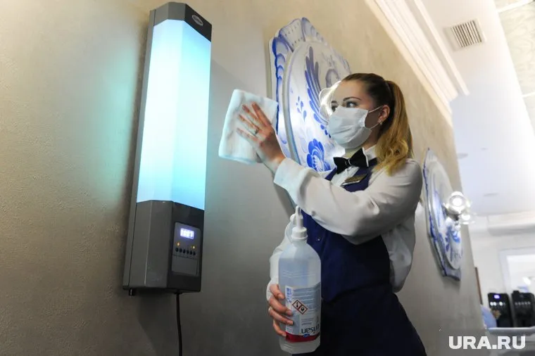 Персонал отелей должен будет работать в средствах защиты и проводить дезинфекции