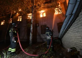 В Новом Уренгое заброшенная гостиница загорелась повторно за полгода