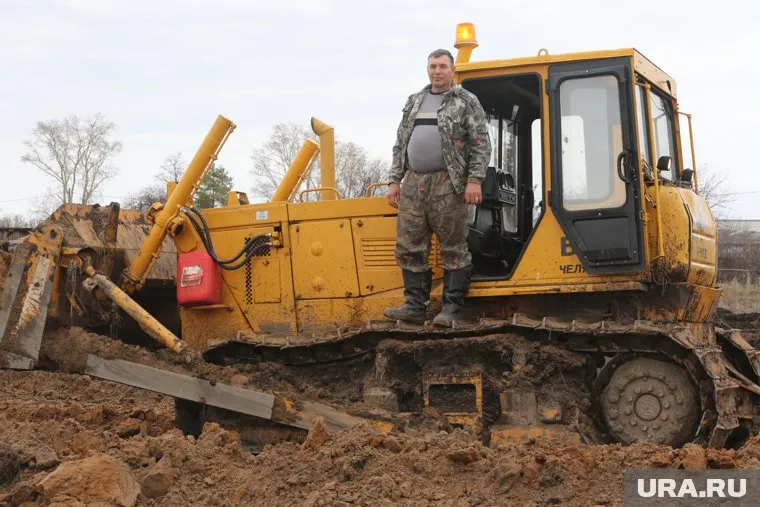 Тюменец практически в одиночку на тракторе строил дамбу