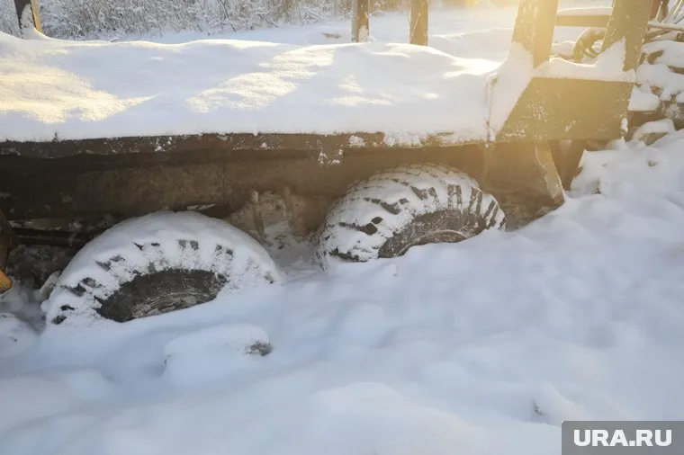 Заснеженную трассу расчищает техника