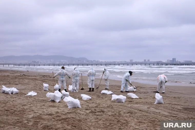 В Анапе основную часть мазута с пляжей удалось вычистить, работы продолжаются