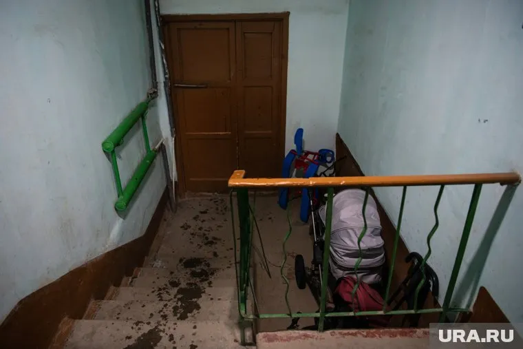 В Надыме в подъезде обрушилась штукатурка после ремонта (архивное фото)