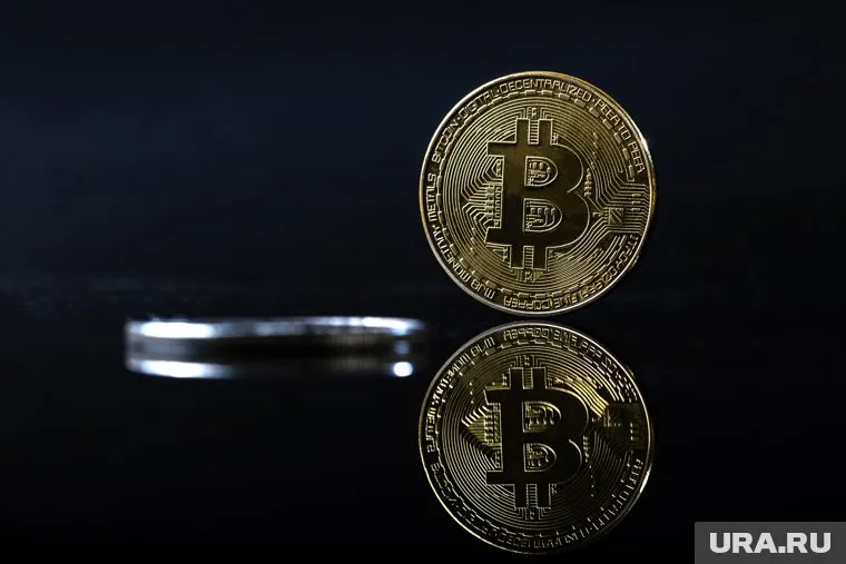 Цена на биткоин упала почти на 18%