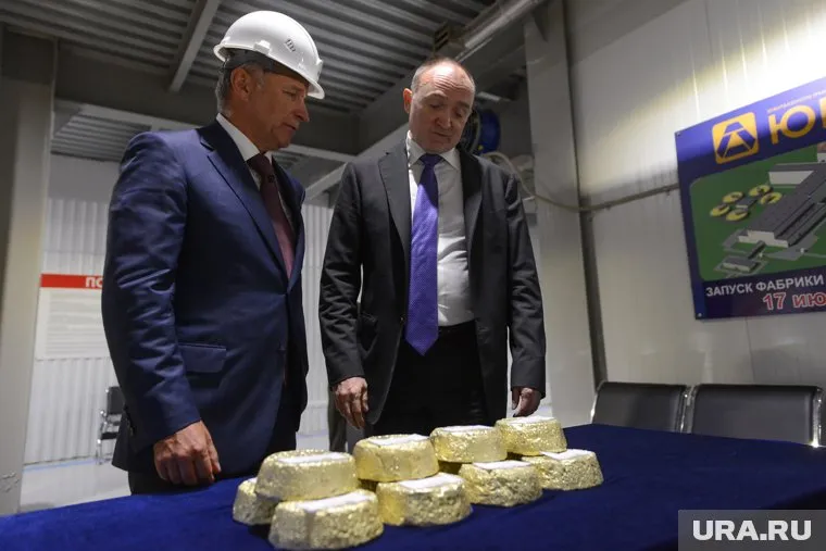 Губернатор Борис Дубровский (справа) присвоил почетное звание Константину Струкову