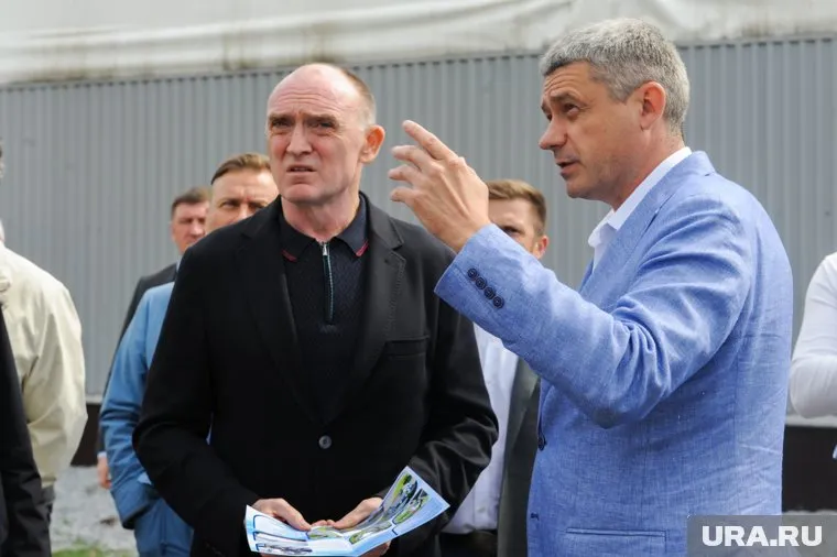 Григорий Тонких (справа) подал документы после разговора с Борисом Дубровским (слева)