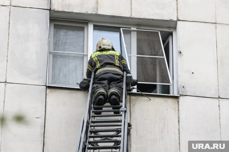 Жителей многоэтажки в Дербенте эвакуируют из-за сильного пожара
