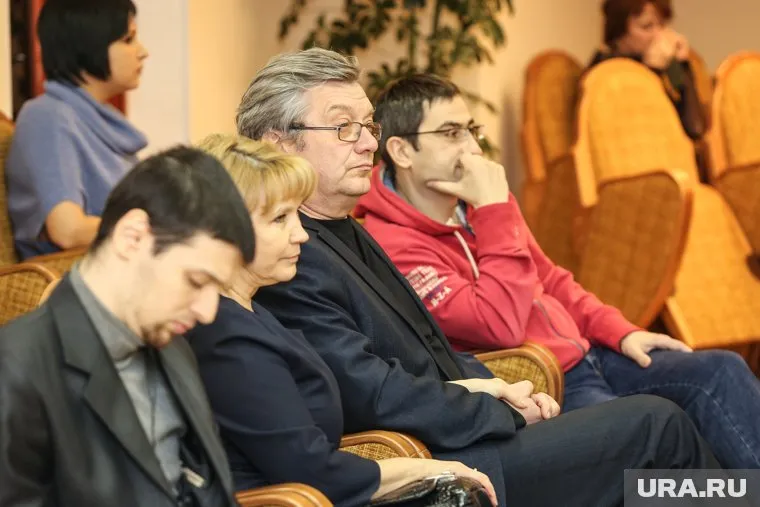 Владимир Дворников (на фото в центре, в очках) хочет вернуться в администрацию