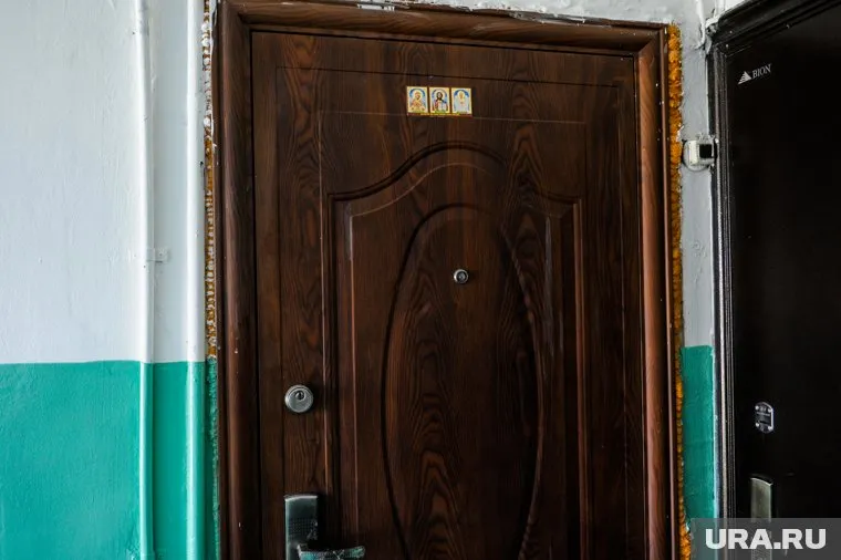 Запертую железную дверь комнаты пенсионеров пришлось вскрывать специнструментом