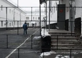 Отца школьницы, устроившей стрельбу в брянской гимназии, отпустили из СИЗО