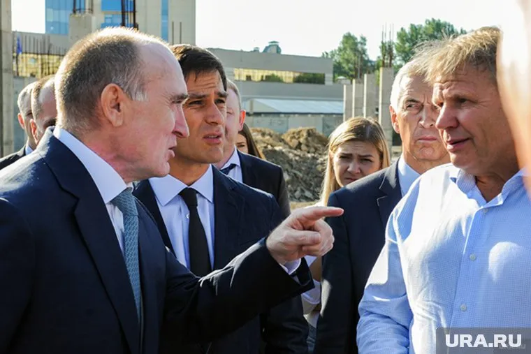 Во время всей поездки рядом с Борисом Дубровским (слева) был его зам Руслан Гаттаров (второй слева)