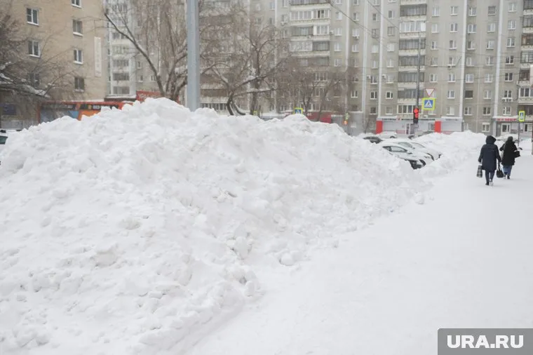 Снежные кучи в Челябинске местами выше человеческого роста