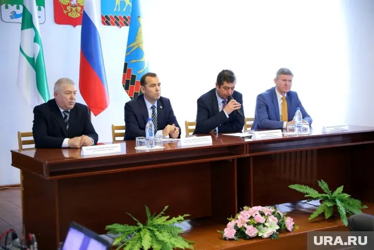 Вадим Шумков обозначил направления работы Сергея Кудрявцева (слева)