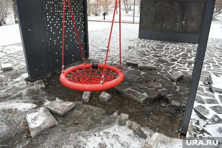 Качели на новой площадке были неисправны (архивное фото)