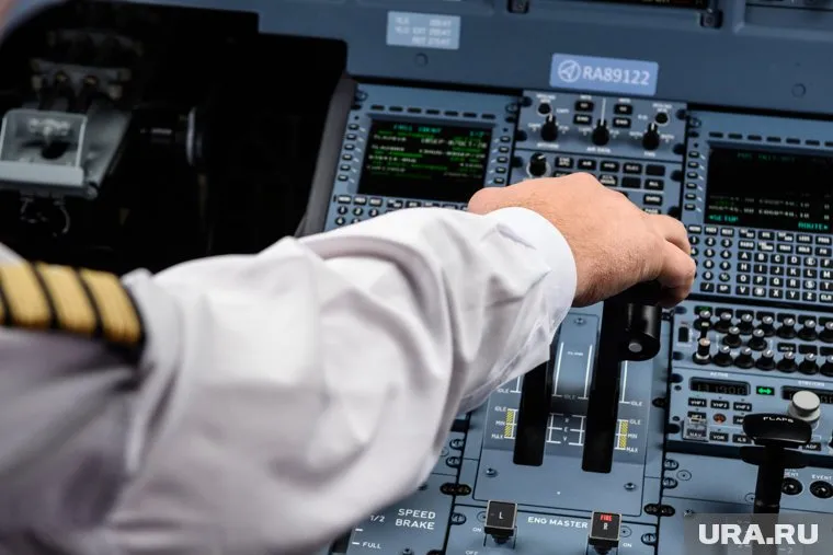 В аэропорту Кольцово самолет не смог взлететь из-за проблем с двигателем