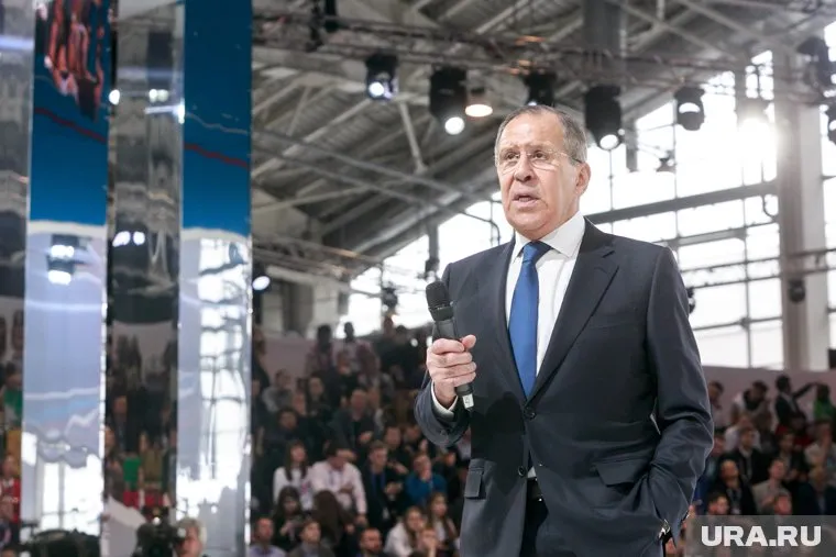 По словам министра, давление проявляется в усилении санкций, нападках на русский язык и образование