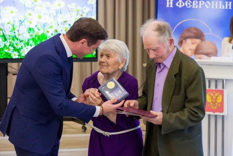 Алексей Лошкин вручил медали «За любовь и верность»