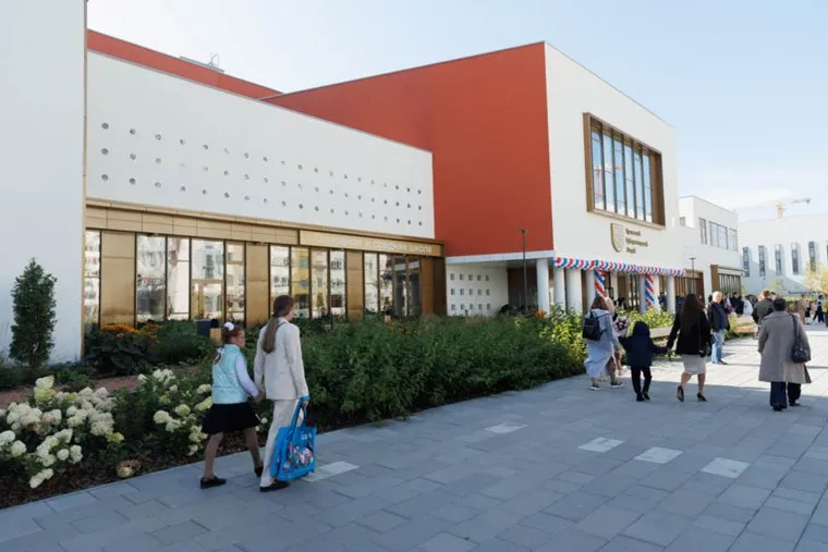 Россия. Екатеринбург. Торжественная линейка, посвященная Дню знаний (1 сентября) в Губернаторском лицее.