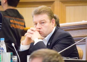 «Выплеснуть с водой ребенка»: скрывший ВНЖ Евросоюза депутат покинул думу ХМАО