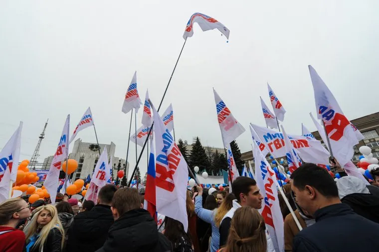 Праздничные митинги посвященные Первомаю. Челябинск, театральная площадь, флаги мгер