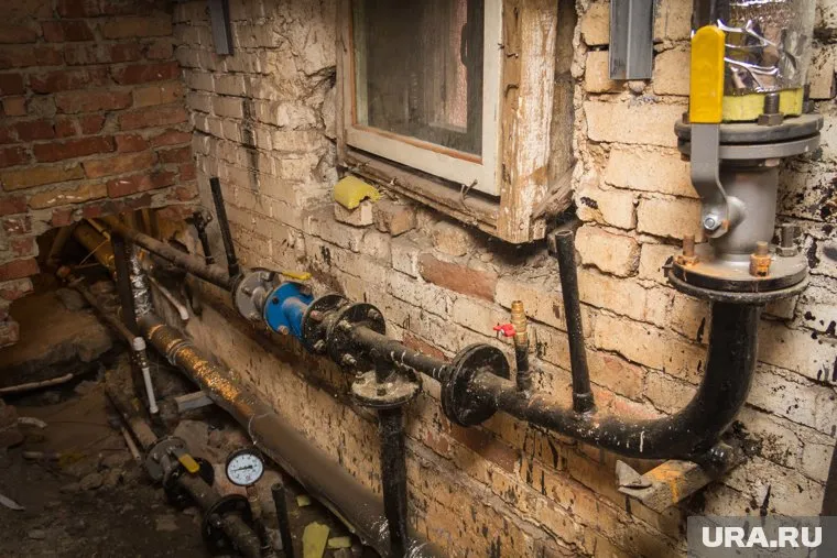 Подвал дома наполняется канализационными стоками из-за забитых труб системы водоотведения