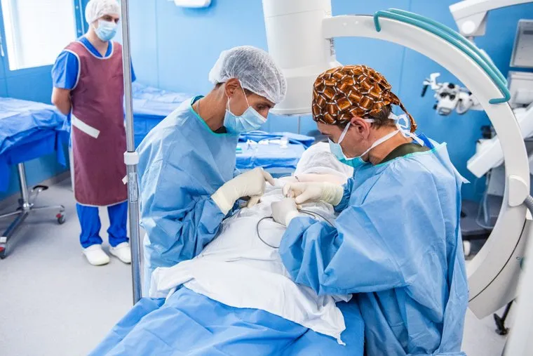 Операция по вживлению в позвоночник постоянного нейростимулятора. Екатеринбург