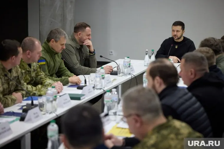 При решении армии Украины сложить оружие, конфликт не продлится долго за счет желаний Запада, сказал Николай Топорнин