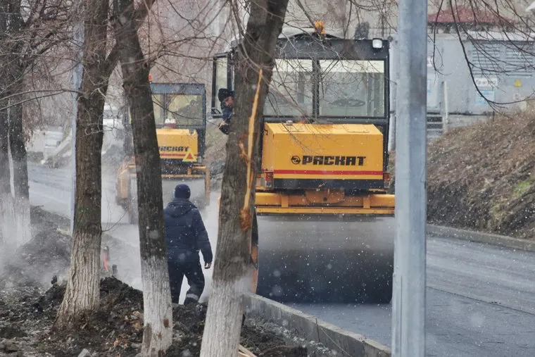 Укладка асфальта в снег на набережной Тобола. Курган 