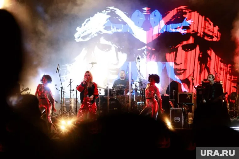 Врачи обследуют певицу, доставленную с острой болью в животе