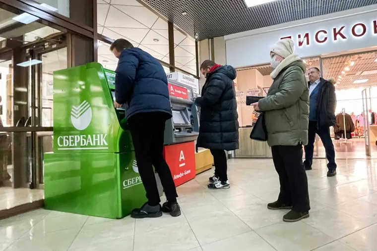 Очереди за деньгами в банкоматы. Челябинск