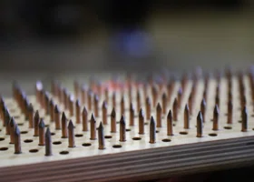 Сотрудники курганского СИЗО учатся стоять на гвоздях для снятия стресса