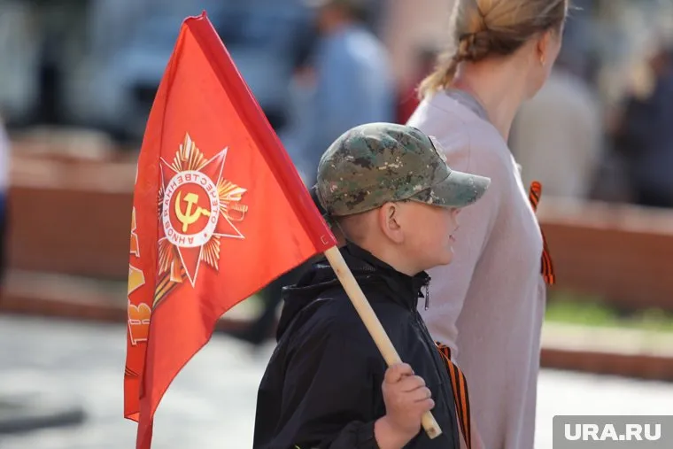Праздничные мероприятия начались с традиционных мемориальных акций: возложения цветов к Вечному огню, митинга, парада и почетного караула в сквере Победы