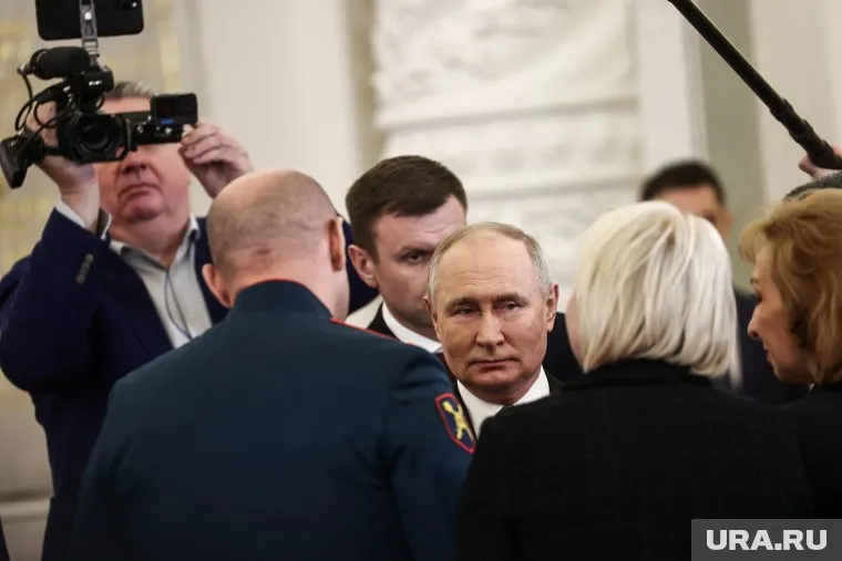 Владимир Путин не смог отказать в просьбе военным и матерям погибших солдат, которые попросили его остаться президентом России