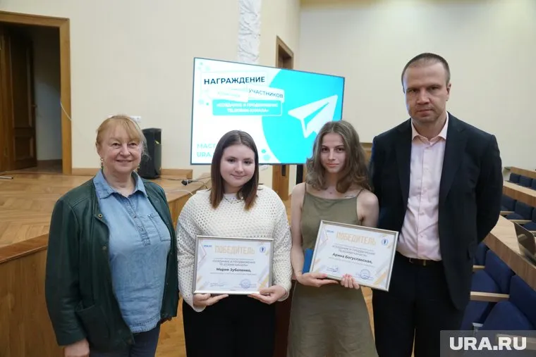 Елена Вартанова, Михаил Вьюгин и победители конкурса Мария Зуболенко и Арина Богуславская.