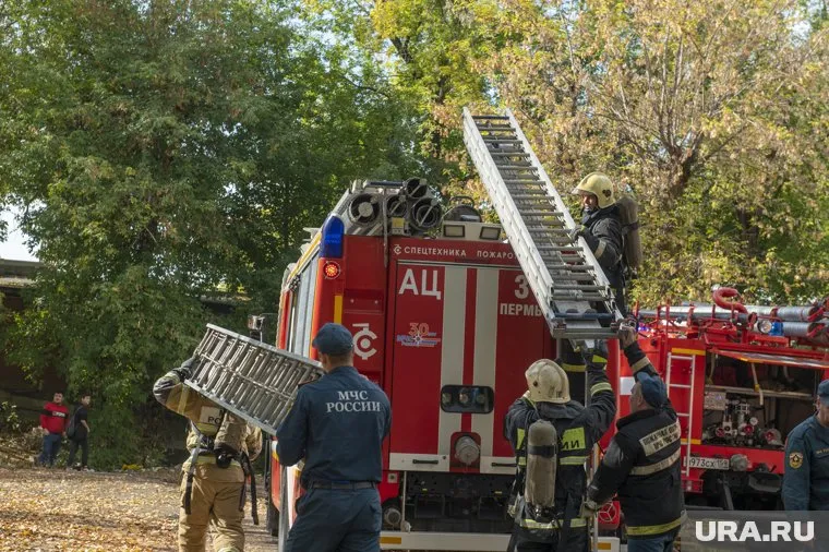 Пожарные спасли пермяка из горящего дома в Кунгуре