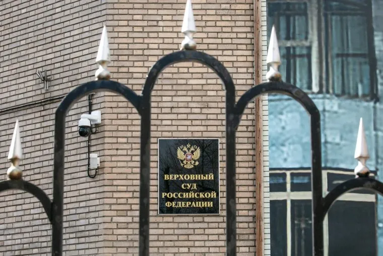 Помывка памятника Юрию Гагарину на Октябрьской площади. Москва