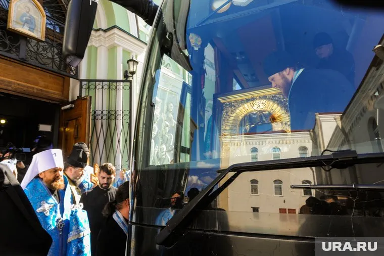 Вместо медицинских масок священников защищает вера