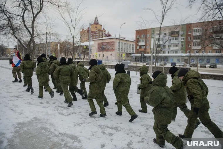 Военные ЦВО провели для школьников военно-спортивную игру «Зарница»